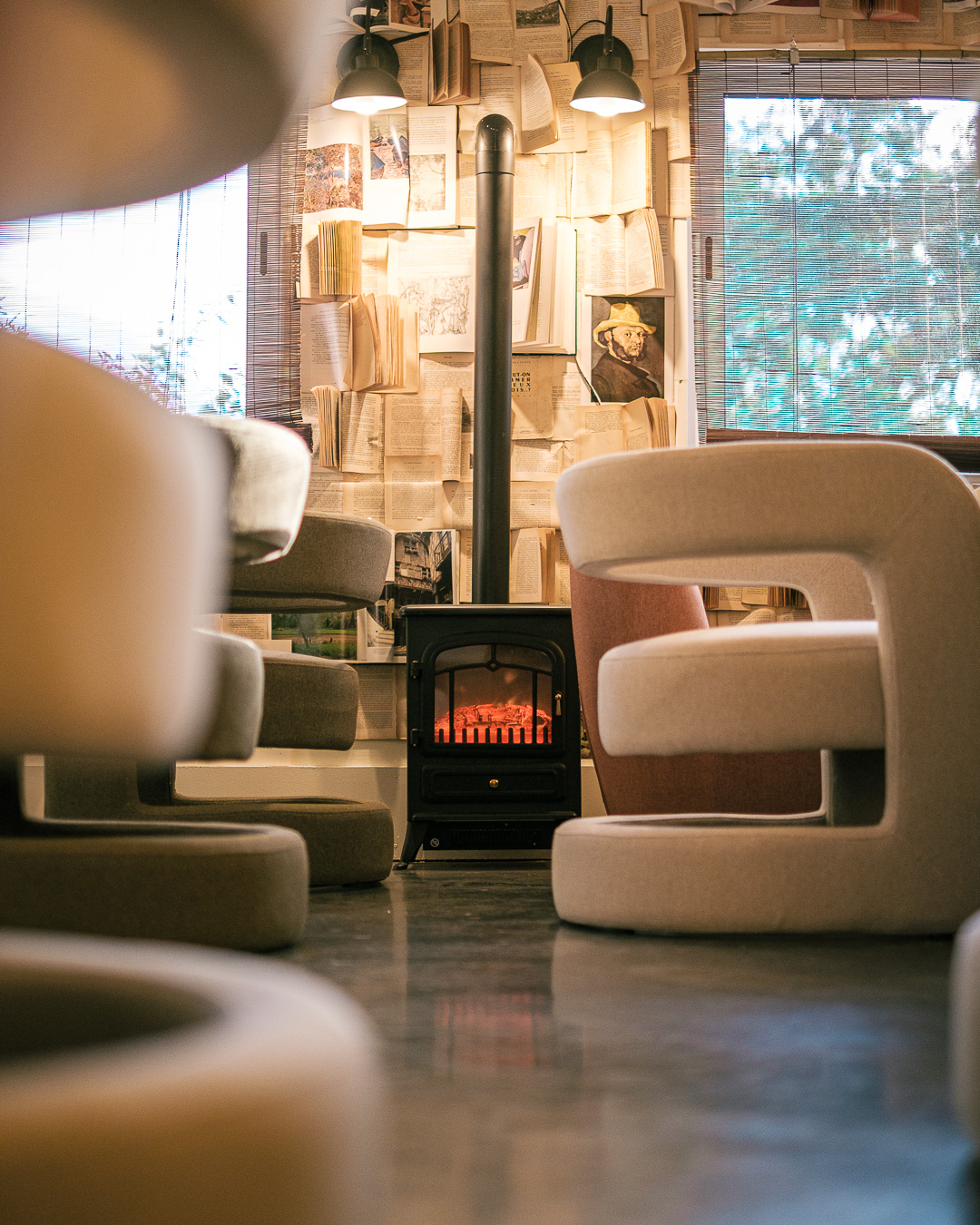Poêle à bois et jeux de société du salon bibliothèque